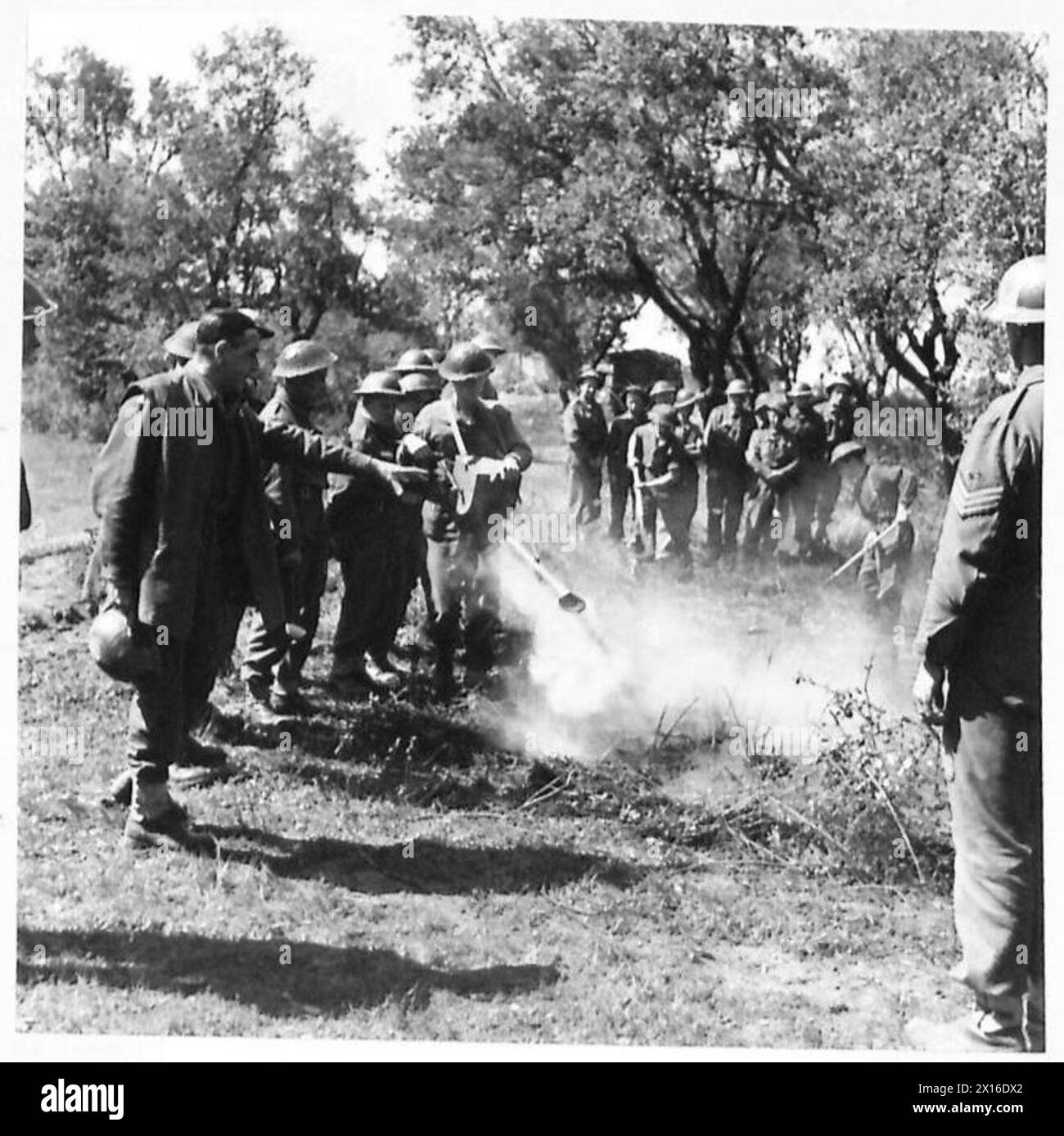 À la tête de pont d'Anzio, les forces britanniques combattent le paludisme en nettoyant les étangs stagnants. GNR. Peachy du 6 Alsace Street, Londres, S.E.17, utilise un pulvérisateur Paris Green pour traiter la zone, dans le but de réduire les zones de reproduction des moustiques et de prévenir la transmission des maladies parmi les troupes et les civils. Banque D'Images