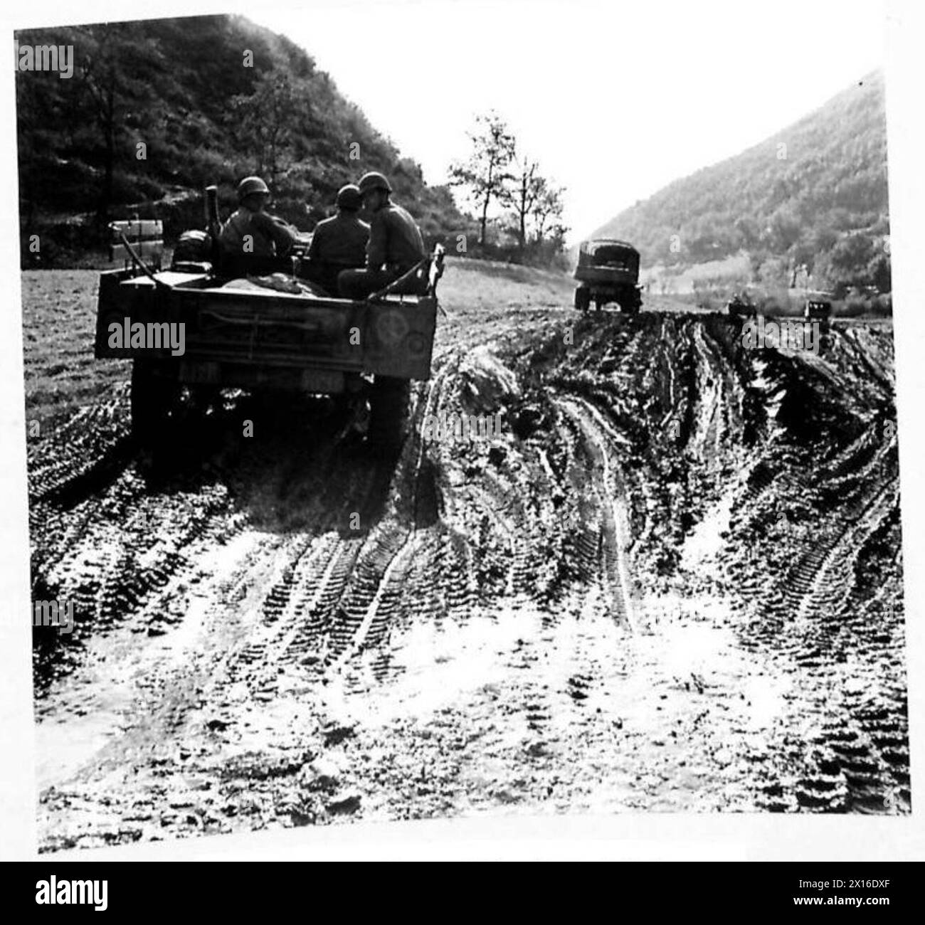 Véhicules de la Cinquième Armée dans le secteur américain traversant une rivière et traversant des champs boueux en Italie Banque D'Images