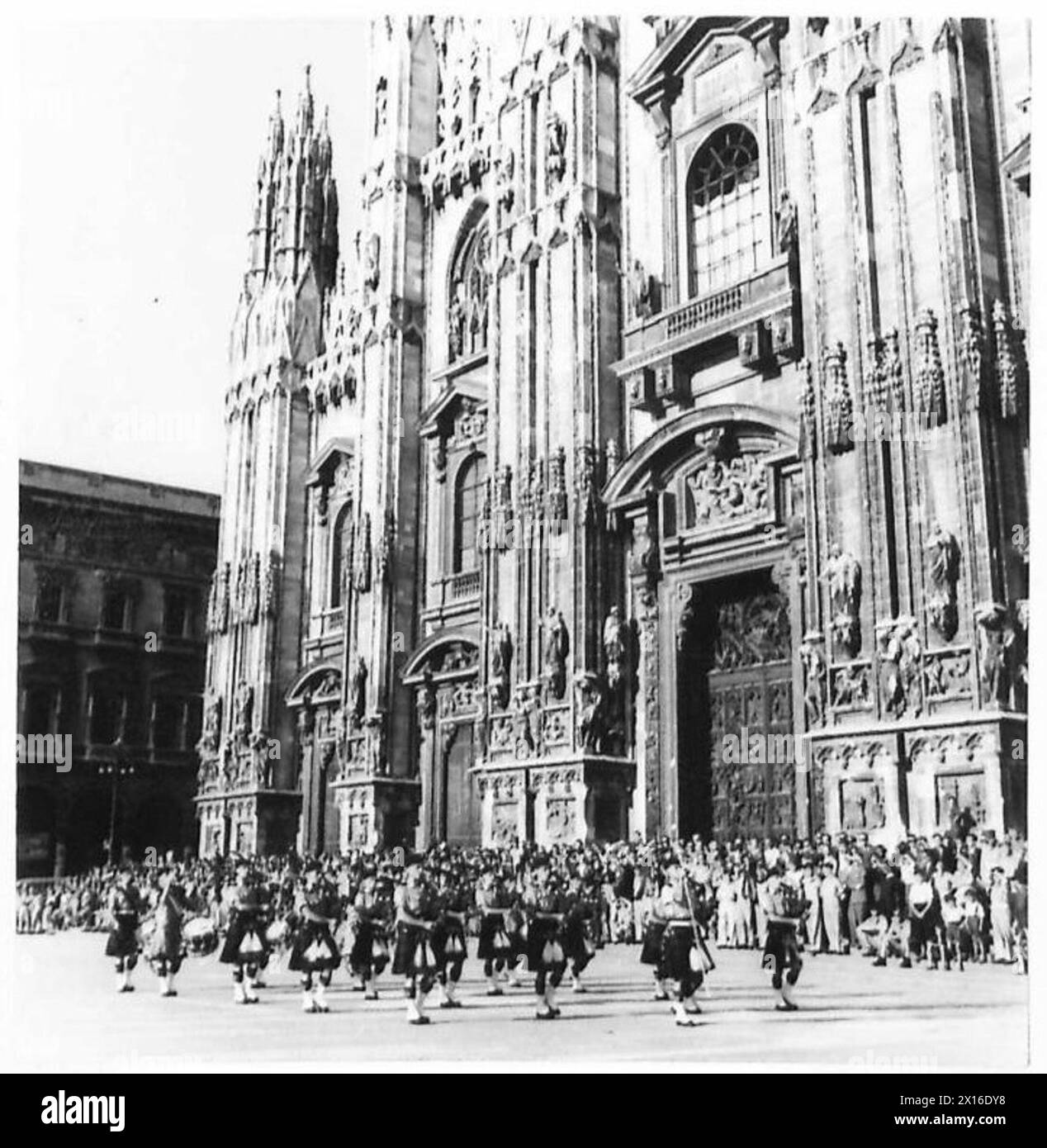Le orchestre joue « Retreat » devant la façade ouest de la cathédrale de Milan pendant qu'une foule l'observe Banque D'Images