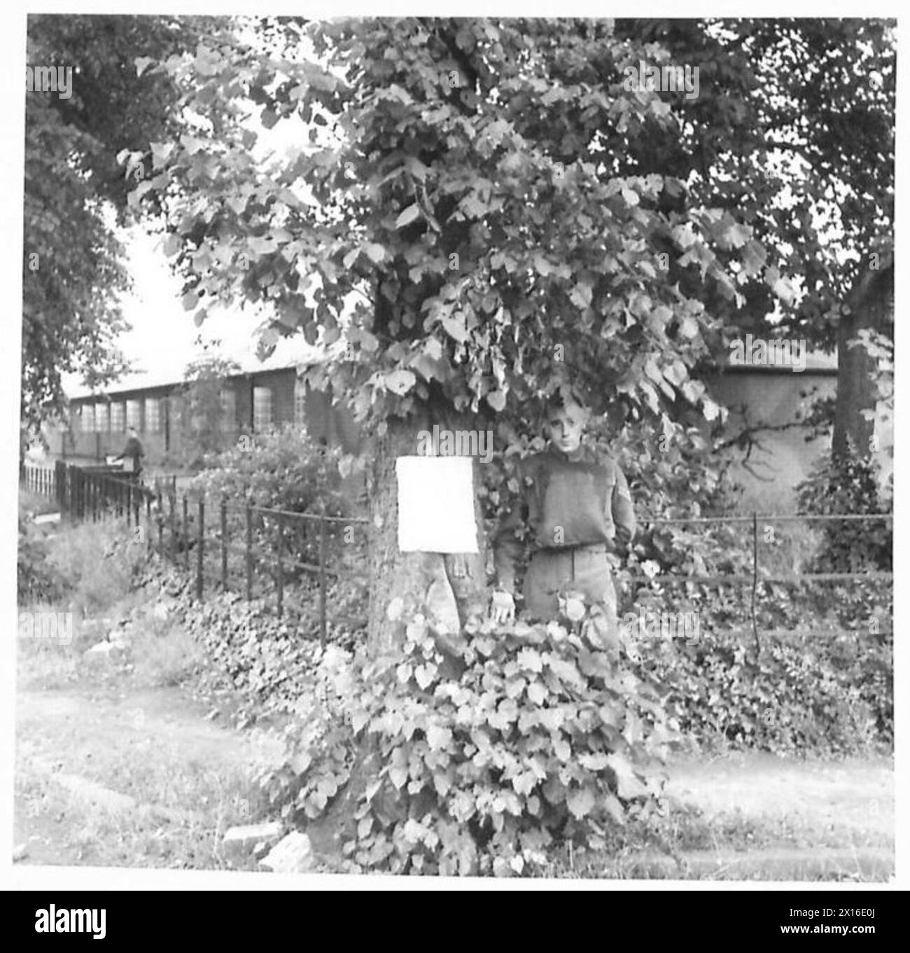 Les respirateurs peints en motifs de camouflage vert et noir utilisés par l'armée britannique pour dissimuler l'équipement et réduire la visibilité dans les opérations sur le terrain. Banque D'Images