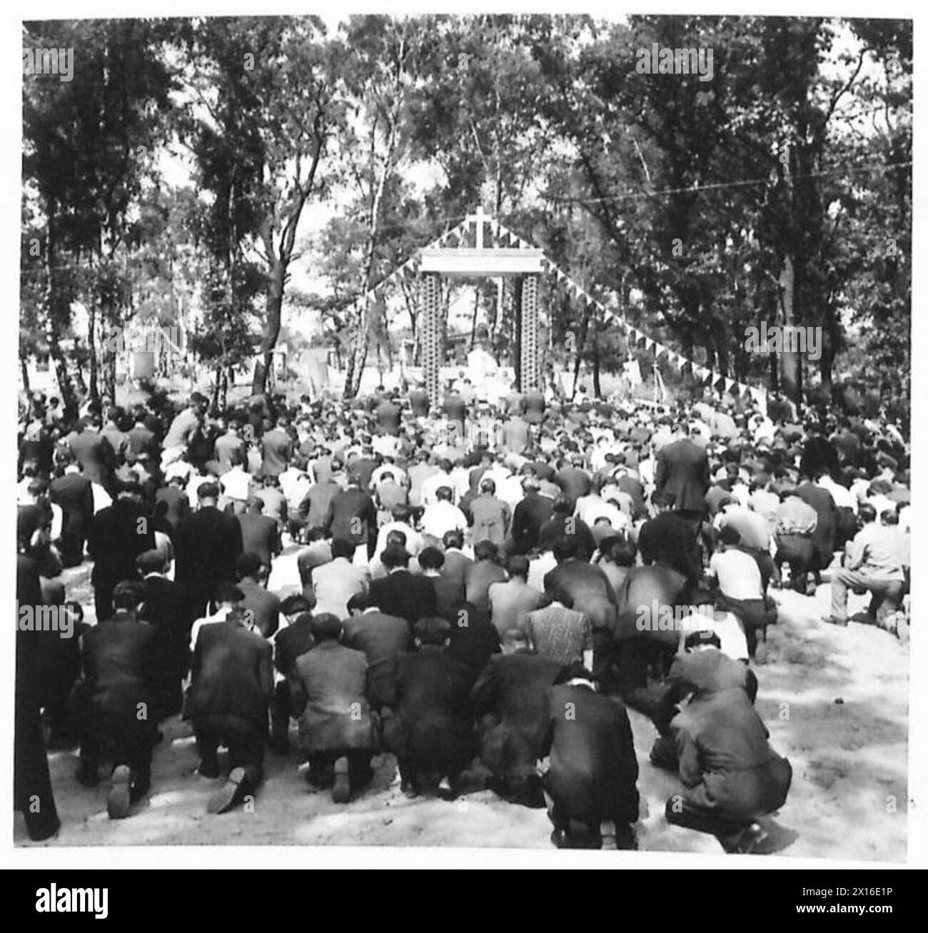 Les personnes déplacées italiennes organisent une messe en plein air pour la consécration d'un sanctuaire de la Vierge Marie, avec des prêtres allemands de langue italienne qui dirigent le service. L'autel et la chapelle ont été construits par la communauté déplacée. Banque D'Images