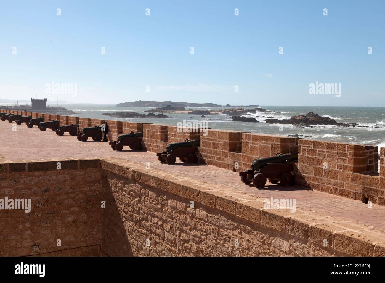 Rangées de canons derrière les murs fortifiés d'Essaouira, avec derrière, les Iles puraires et le Port Sqala. Banque D'Images