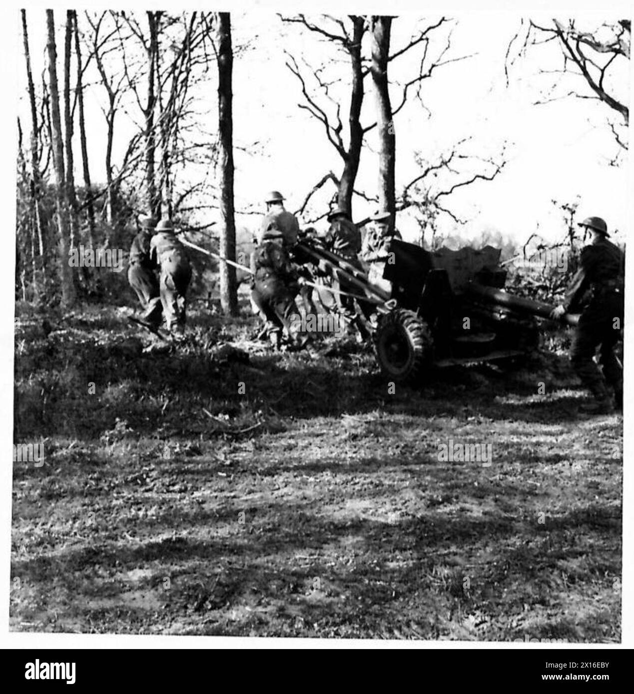 Un régiment de reconnaissance manipule un canon de 6 livres pendant un exercice militaire. Banque D'Images
