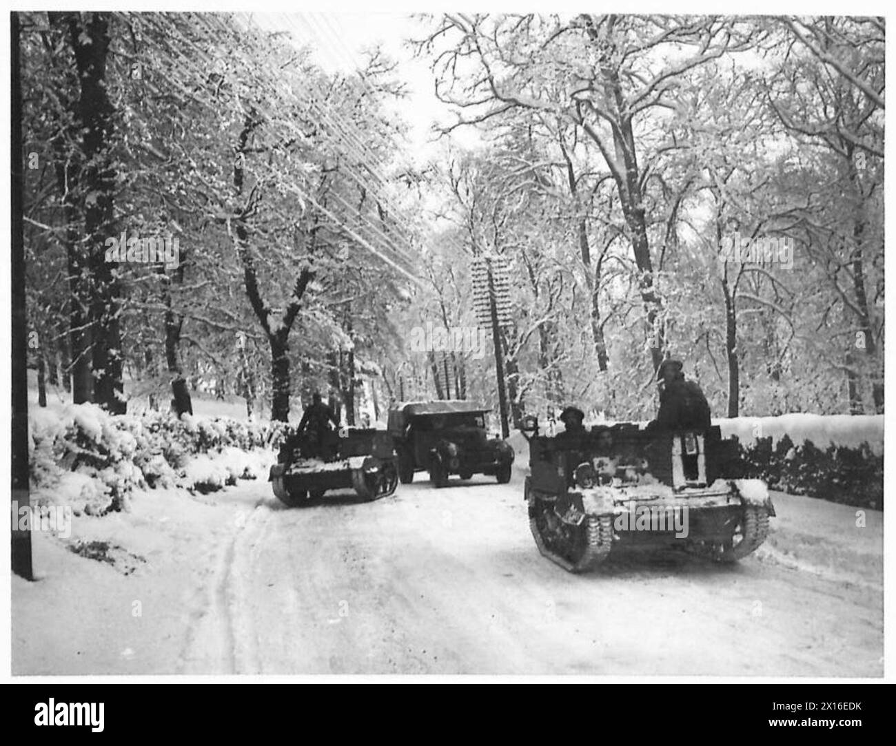 Les porte-avions Bren du 2/5th Leicestershire Regiment se déplacent sur des routes enneigées à Galashiels dans des conditions météorologiques arctiques. Banque D'Images