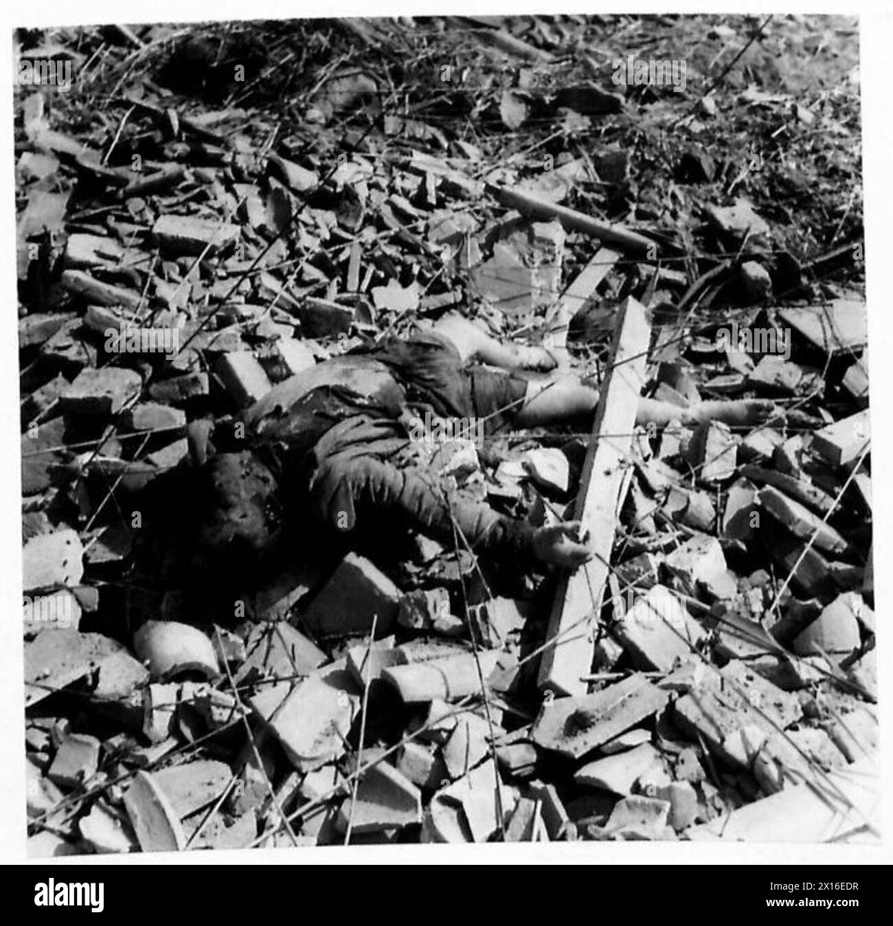 Un civil italien a été tué lors d'un bombardement après n'avoir pas évacué une zone dangereuse malgré les avertissements alliés. L'incident s'est produit pendant les opérations de l'armée britannique en Italie. Banque D'Images