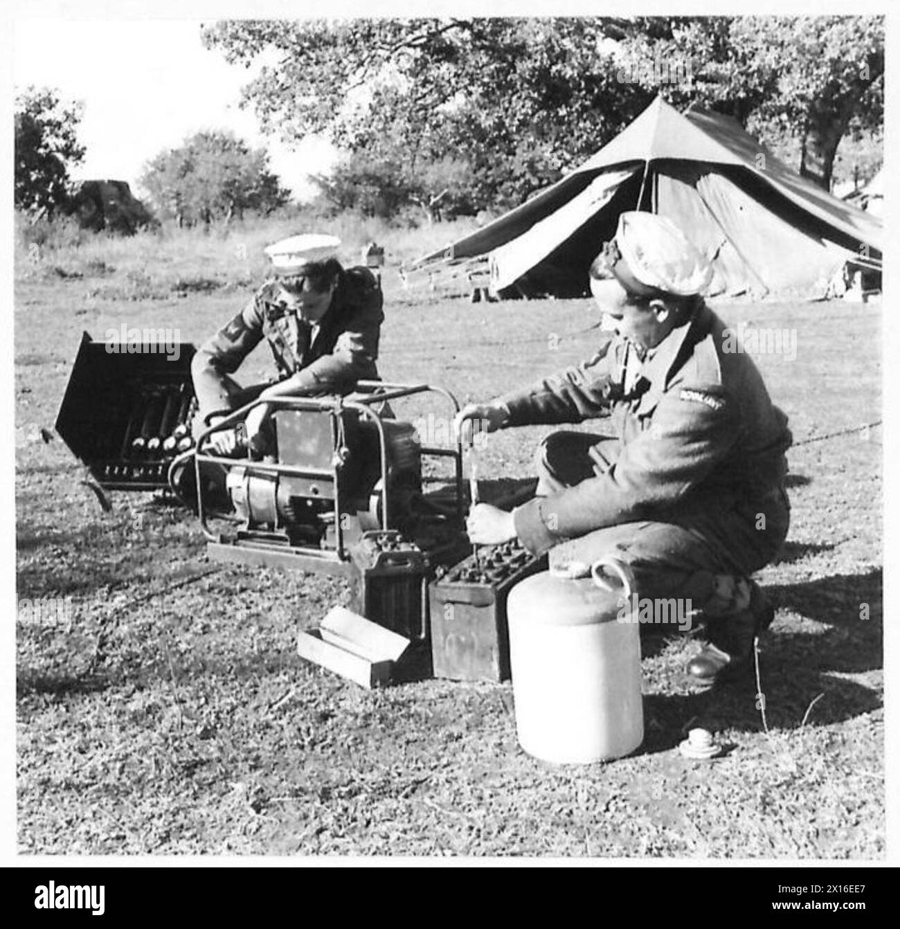 Marins en tenue de bataille, Teleg. E. Phillips et Teleg. F. James, travailler ensemble pour charger les générateurs en Italie. Banque D'Images