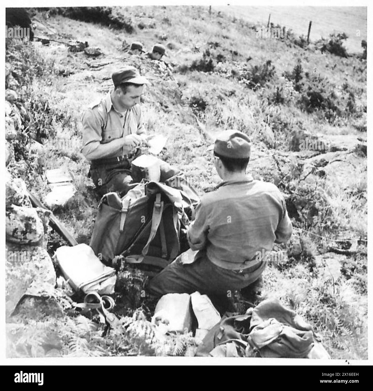 Les membres des 'Green Devils' mangent un repas après un exercice d'escalade pendant l'entraînement de l'armée britannique. Banque D'Images