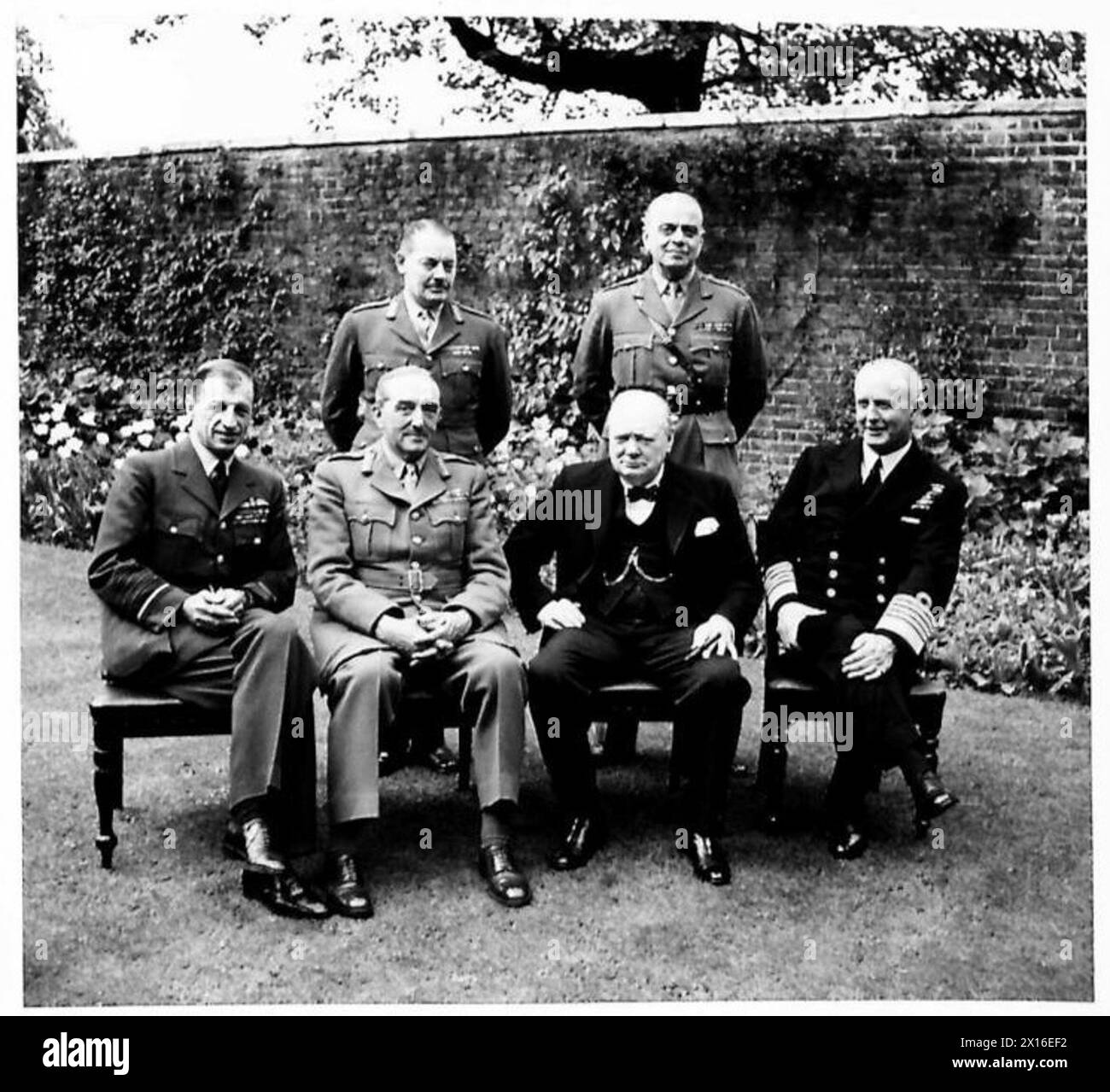 LE PREMIER MINISTRE INVITE LES CHEFS D'ÉTAT-MAJOR À DÉJEUNER AU NO 10 DOWNING STREET - assis - de gauche à droite - Sir Charles Portal, Sir Alan Brooke RT. Hon. Winston Churchill et Sir Andrew Cunningham. Debout - de gauche à droite - Major-général L.C.Hollis [secrétaire du Comité des chefs d'état-major] et général Sir Hastings Ismay, [chef d'état-major du ministre de la Défense] Armée britannique Banque D'Images