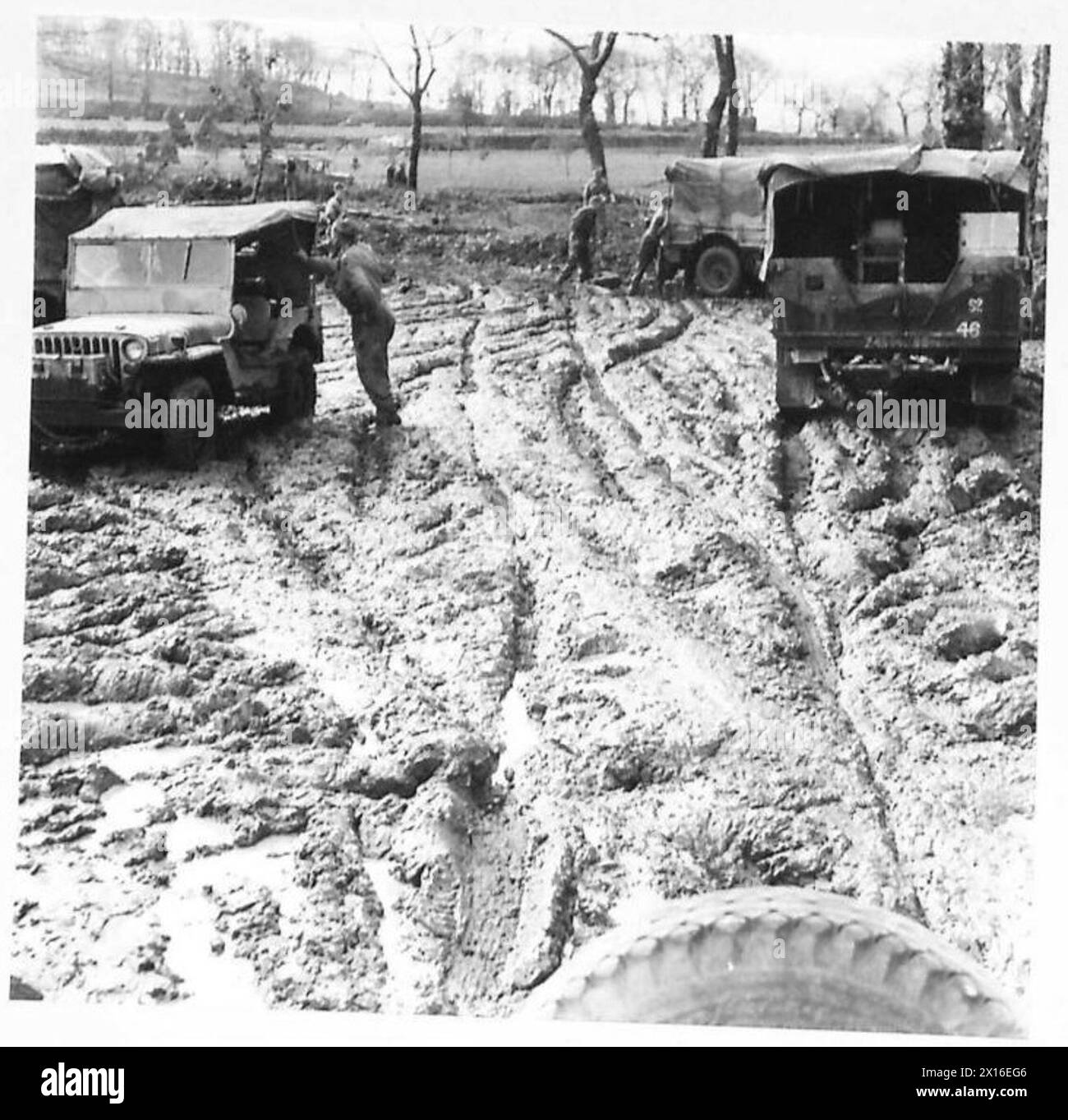 Les troupes de la cinquième armée sont confrontées à de graves conditions météorologiques sur le front en Italie, illustrées par des scènes dans un parking de camp montrant des soldats et du matériel exposés aux éléments. Banque D'Images