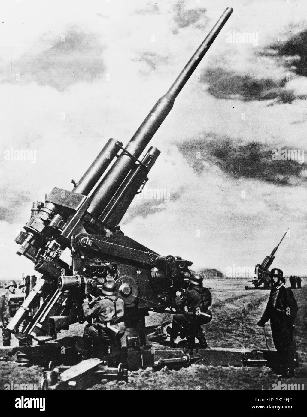Un canon antiaérien de 10,5 cm des forces armées allemandes, utilisé pendant la seconde Guerre mondiale à des fins de défense aérienne. Banque D'Images