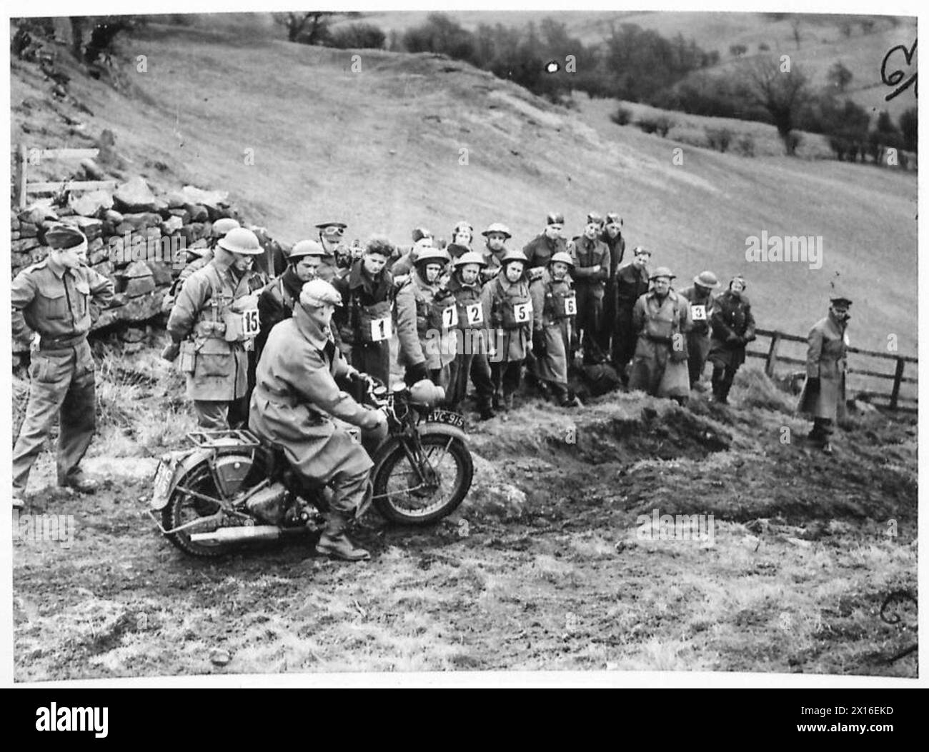 ESSAIS DE MOTOCYCLETTE - Mr. A. Jeffreys, un démonstrateur civil de motocyclette bien connu, qui fait le tour des divers commandements et donne des conseils aux pilotes de l'armée, parlant à certains des concurrents de l'armée britannique Banque D'Images