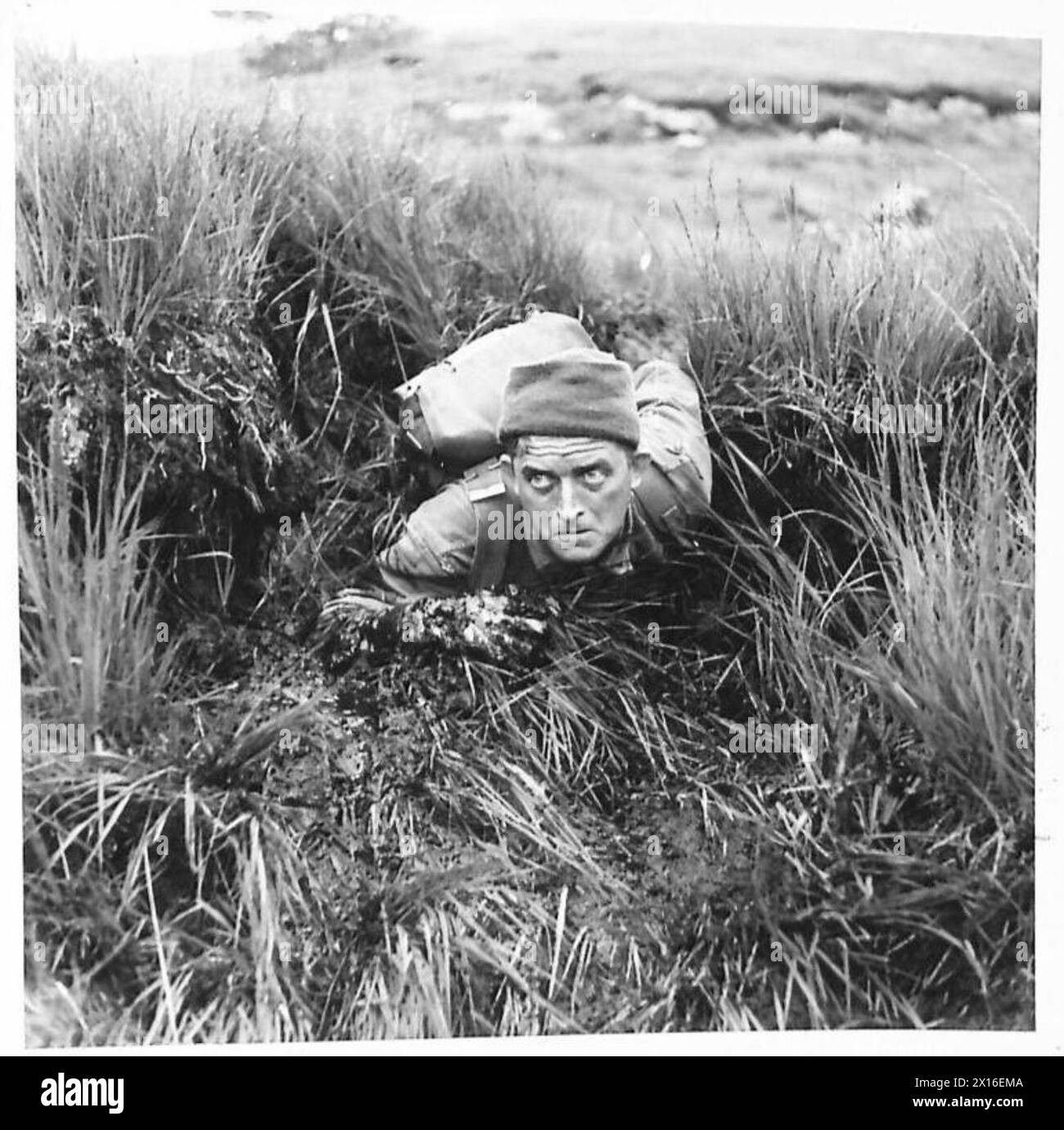 Les soldats commando français mènent une formation de terrain axée sur la dissimulation personnelle tout en approchant et en attaquant un point fort ennemi lors d'exercices dans un dépôt de commando. Banque D'Images