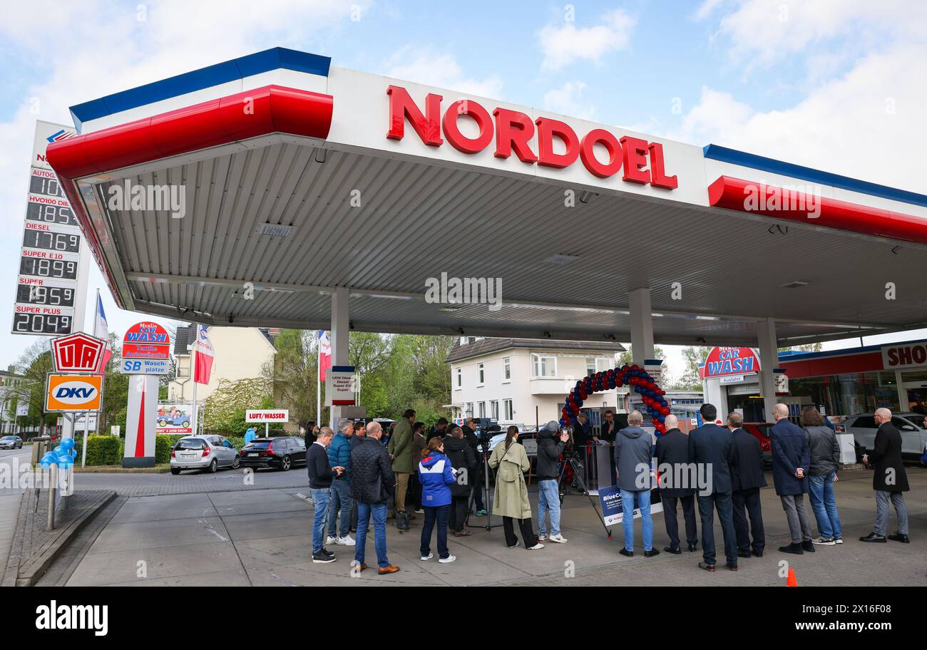 15 avril 2024, Hambourg : un tableau des prix avec les prix du GPL, du HVO100 Diesel, du Diesel et du Super E10 dans une station-service Nordoel. Lundi, une pompe pour le nouveau carburant HVO100 Diesel a été ouverte à la station-service. Photo : Christian Charisius/dpa Banque D'Images