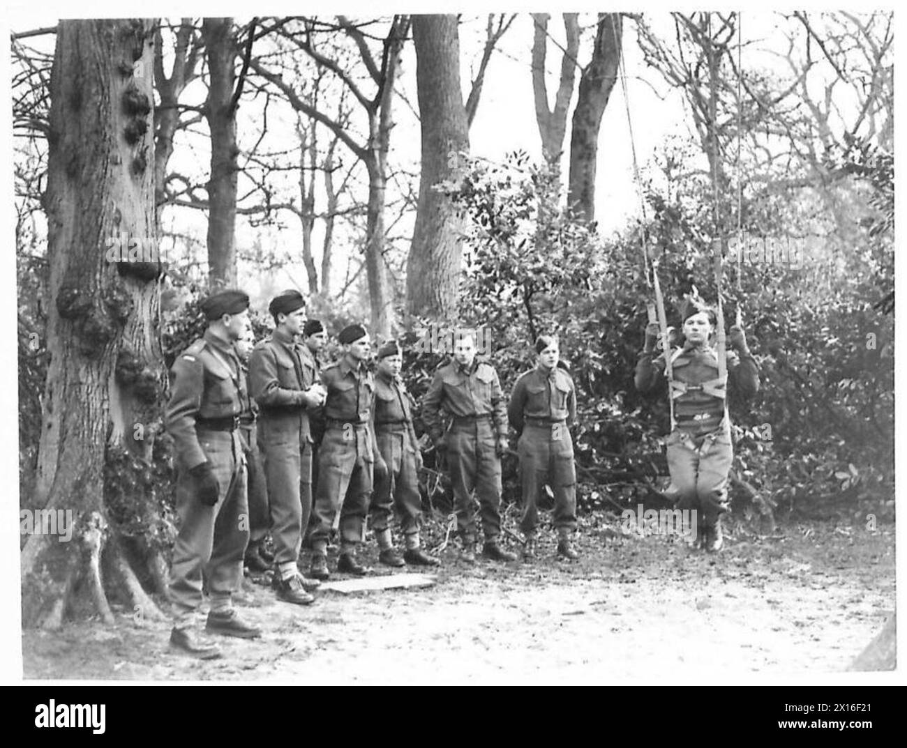 Les parachutistes stagiaires au Centre polonais de formation des parachutistes, Largo House, Fifeshire, apprennent les techniques d'atterrissage appropriées sous contrôle par câble, 1re brigade indépendante polonaise de parachutistes, 1940-1947, armée polonaise. Banque D'Images