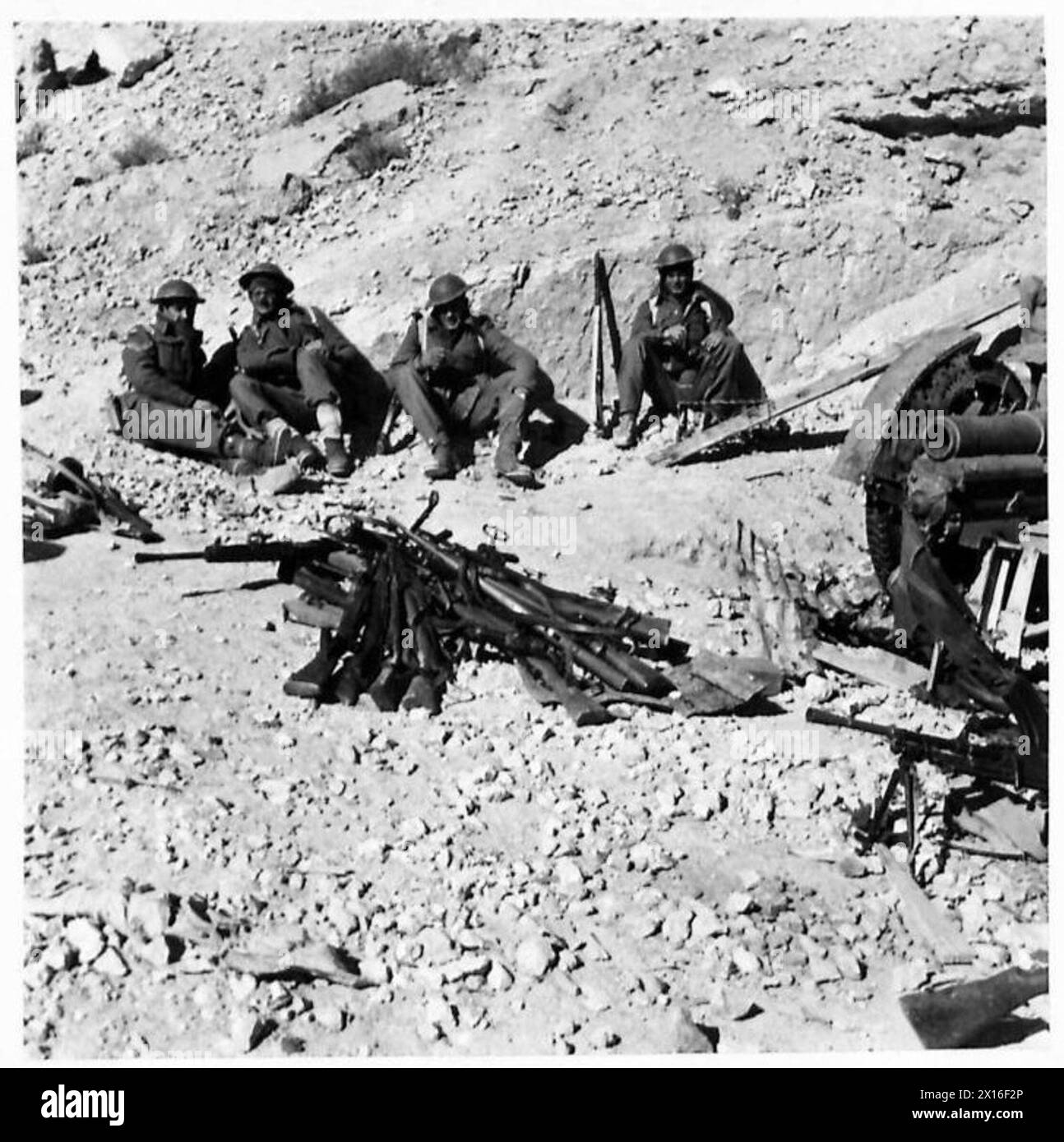 Les troupes néo-zélandaises sortent d'une cachette pour avancer et charger contre l'ennemi pendant les exercices d'entraînement. Banque D'Images