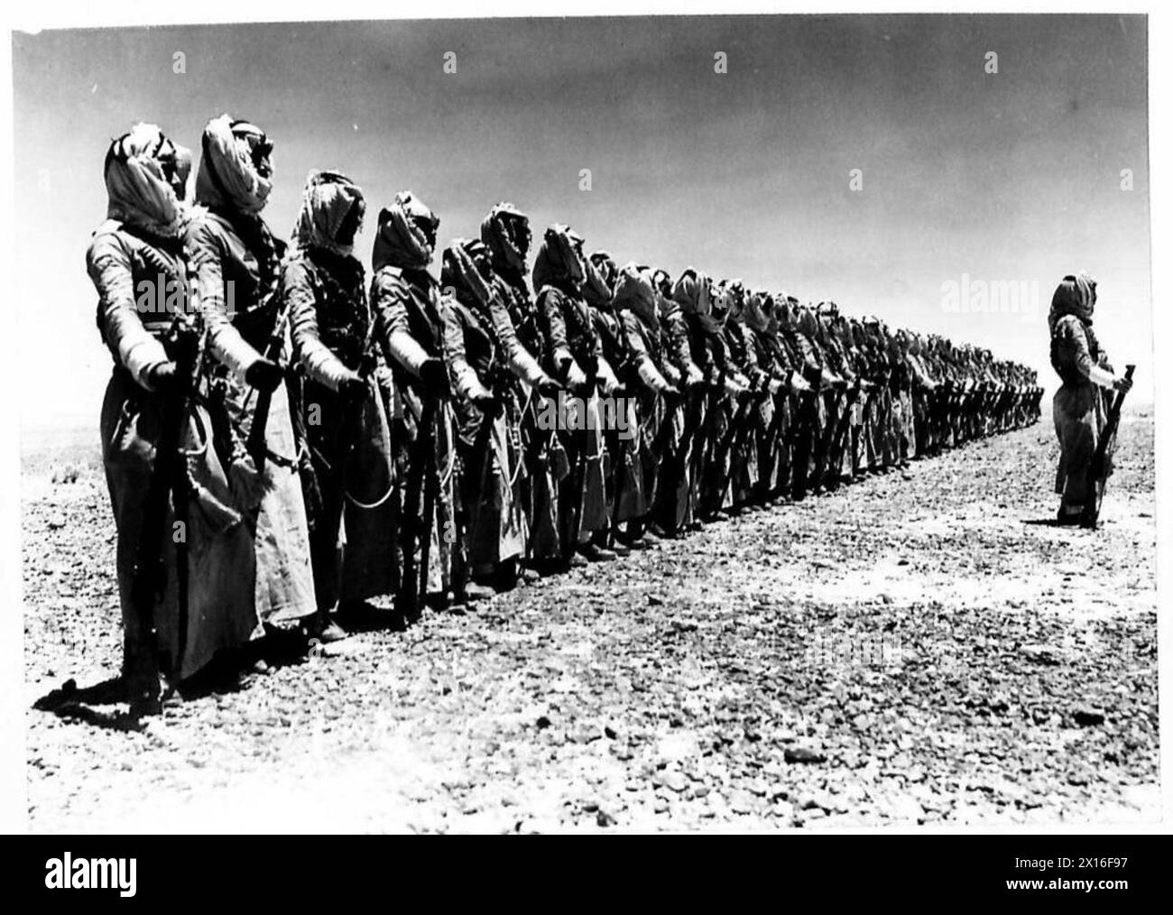 Les hommes de la patrouille du désert de la Légion arabe défilent en Transjordanie sous la supervision de l'armée britannique. Banque D'Images