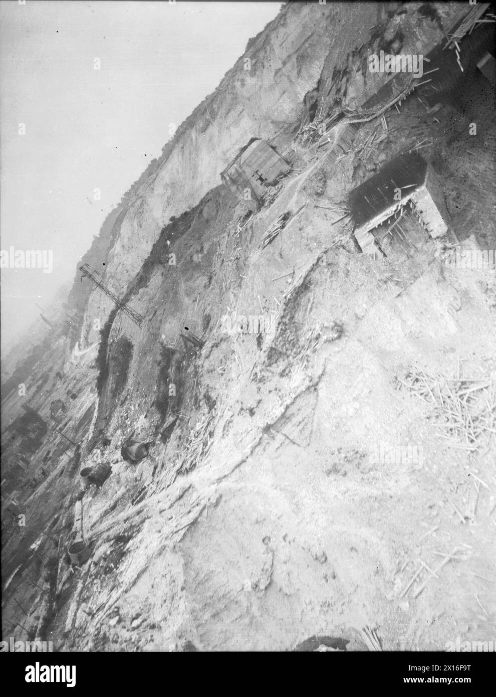 SECONDE GUERRE MONDIALE 1939 - 1945 : RECONNAISSANCE AÉRIENNE - photographie aérienne à basse altitude de l'installation d'assemblage et de stockage V2 en construction à Wizernes, France, après qu'elle eut été attaquée par le 617 Squadron le 17 juillet 1944. Prise par un appareil photo aérien F.52 orienté vers l'avant avec objectif de 10 pouces, monté dans le nez d'un de Havilland Mosquito de 544 Sqn Banque D'Images