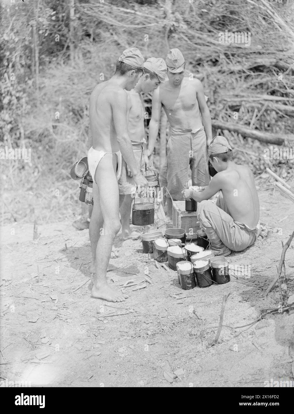 L'opération Exodus, le 29 octobre 1945, implique le transport de 200 000 soldats et marins japonais de Malaisie, des Andamans, des Nicobars et de Sumatra vers l'île de Rempang près de Singapour sous la garde navale britannique, où ils restent jusqu'à leur rapatriement. Un cuisinier japonais distribue des rations de riz. Banque D'Images