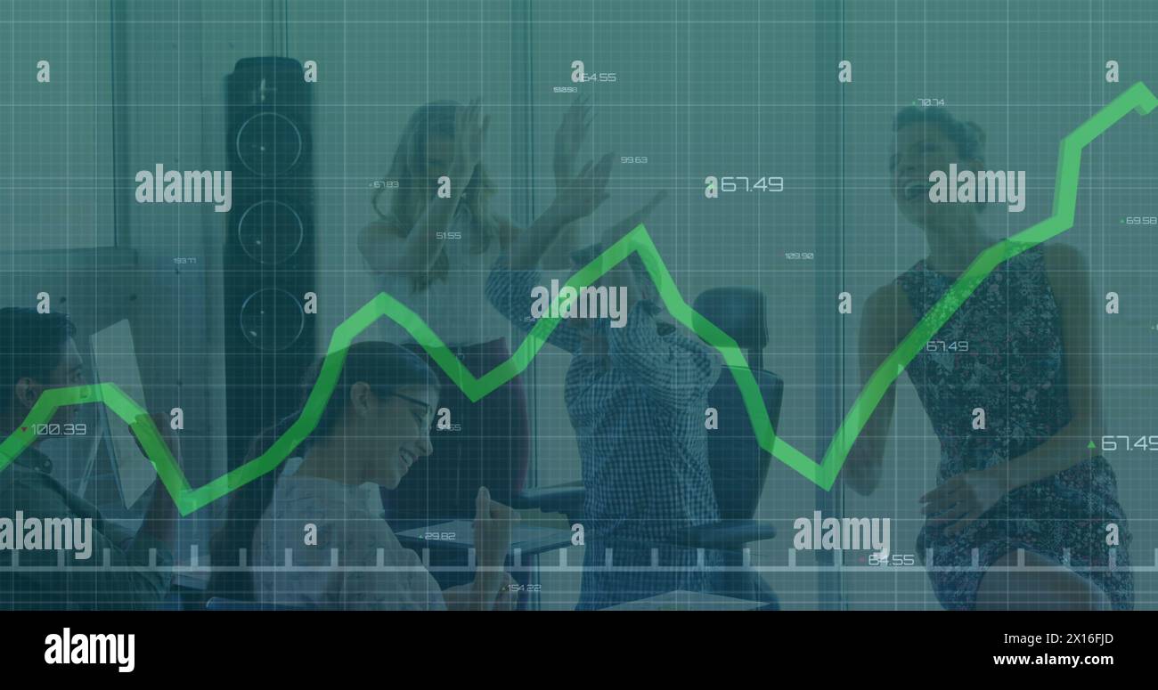Image de graphiques et de chiffres changeants sur des collègues heureux et divers donnant des hauts cinq dans le bureau Banque D'Images