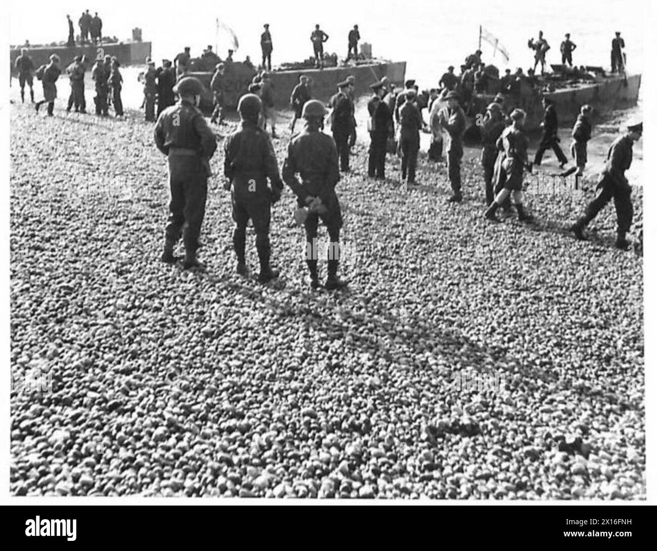 Les commandos reviennent d'un raid sur la côte française, débarquant de leur engin sur la plage. Banque D'Images