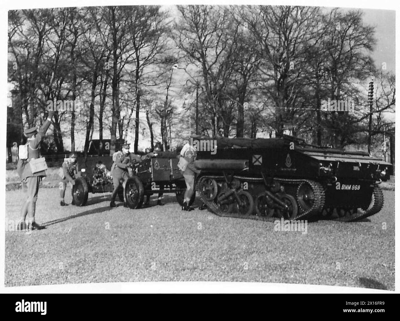 Un Dragoon a utilisé un obusier de 6 pouces à Aldershot pendant des exercices militaires. Banque D'Images