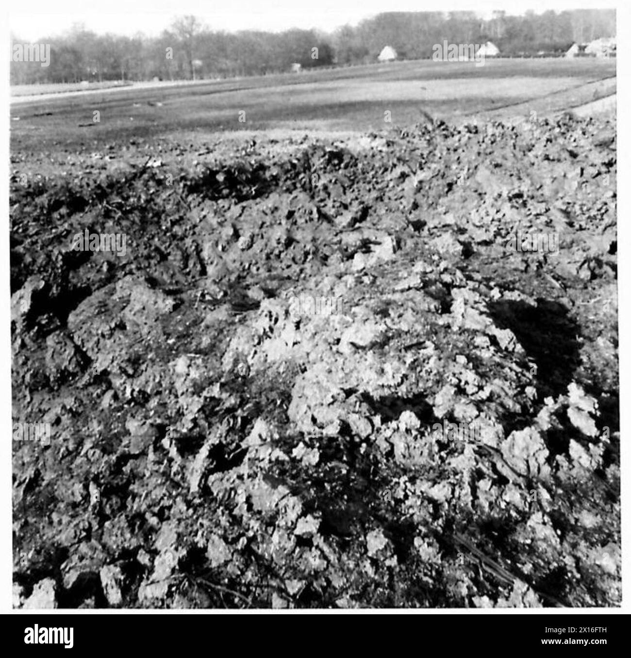 Une explosion de décharge de munitions crée un cratère et disperse des débris sur la zone environnante sous la supervision de l'armée britannique. Banque D'Images Une explosion de décharge de munitions crée un cratère et disperse des débris sur la zone environnante sous la supervision de l'armée britannique. Banque D'Images