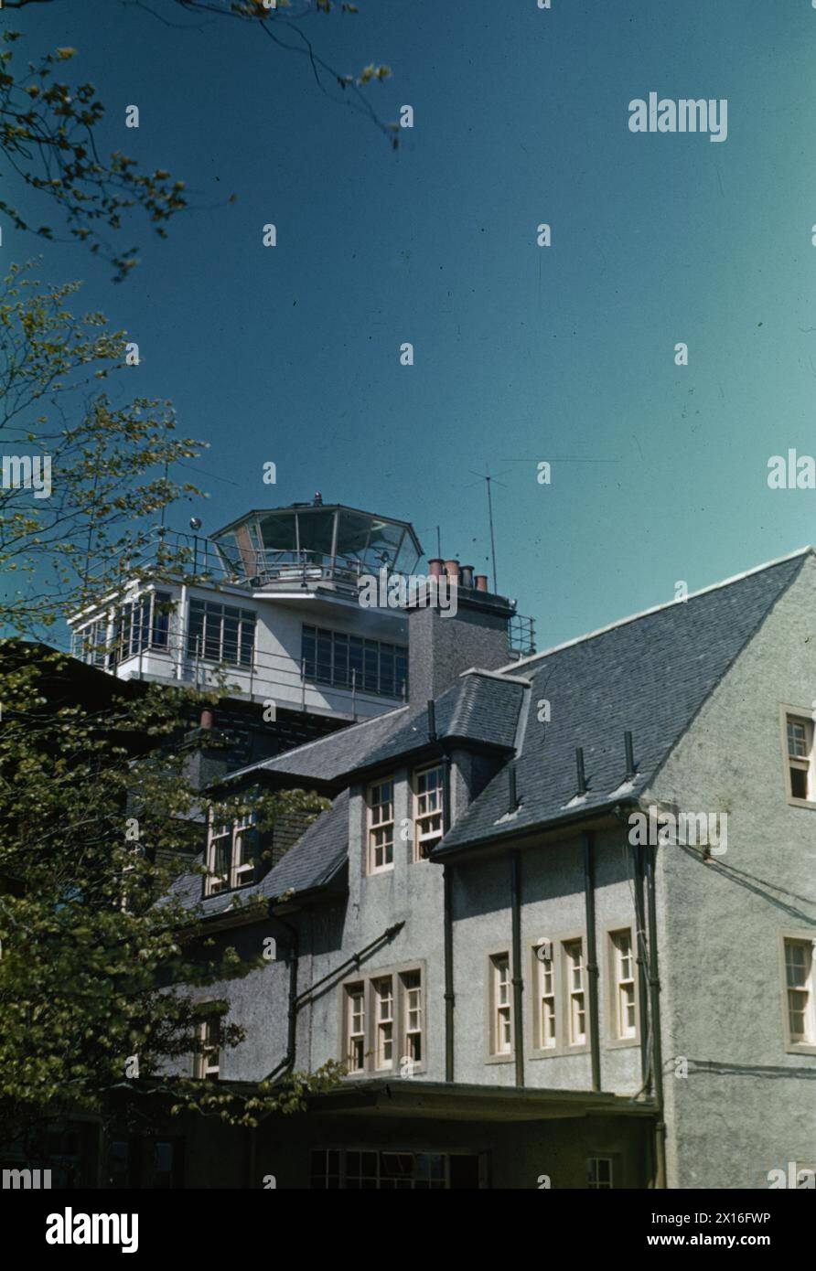 La tour de contrôle et les bâtiments administratifs de l'aérodrome de Prestwick, en Écosse, 1944, documentés pour la gestion opérationnelle et l'administration de l'aérodrome pendant la première Guerre mondiale Banque D'Images