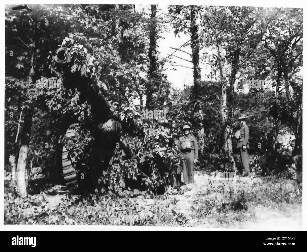 Canons camouflés de 6 pouces positionnés sur le front de mer de Hastings, montrant des positions défensives d'artillerie et des postes d'observation. Banque D'Images