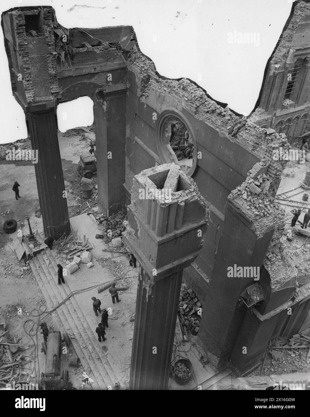 DÉGÂTS CAUSÉS PAR LA BOMBE : 1944 - ruine de la chapelle des gardes, perspective aérienne. Tirage photographique B&W avec légende dactylographiée sur les marquages de dos et de censure, Banque D'Images