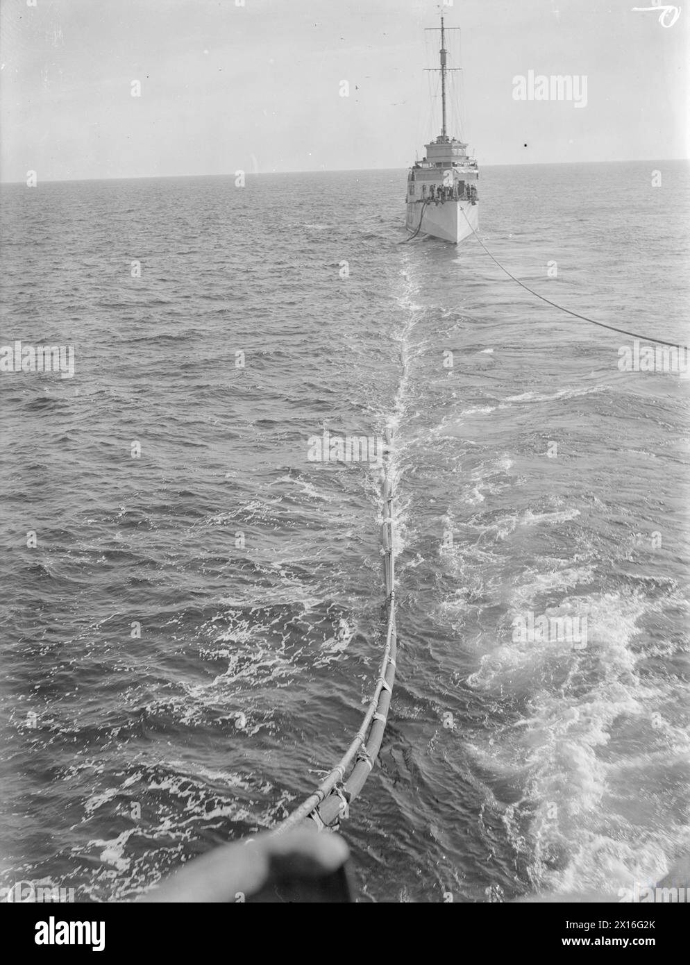 Tuyau en caoutchouc gonflé flottant avant le pompage de pétrole pendant les essais en mer à bord du RFA Eaglesdale au large de Londonderry, 1942. Banque D'Images