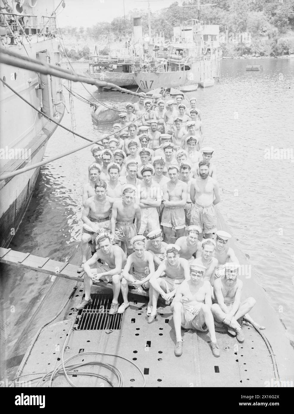 L'équipage du HMS/M Trident est photographié le 27 juillet 1945 après avoir effectué une patrouille. Banque D'Images