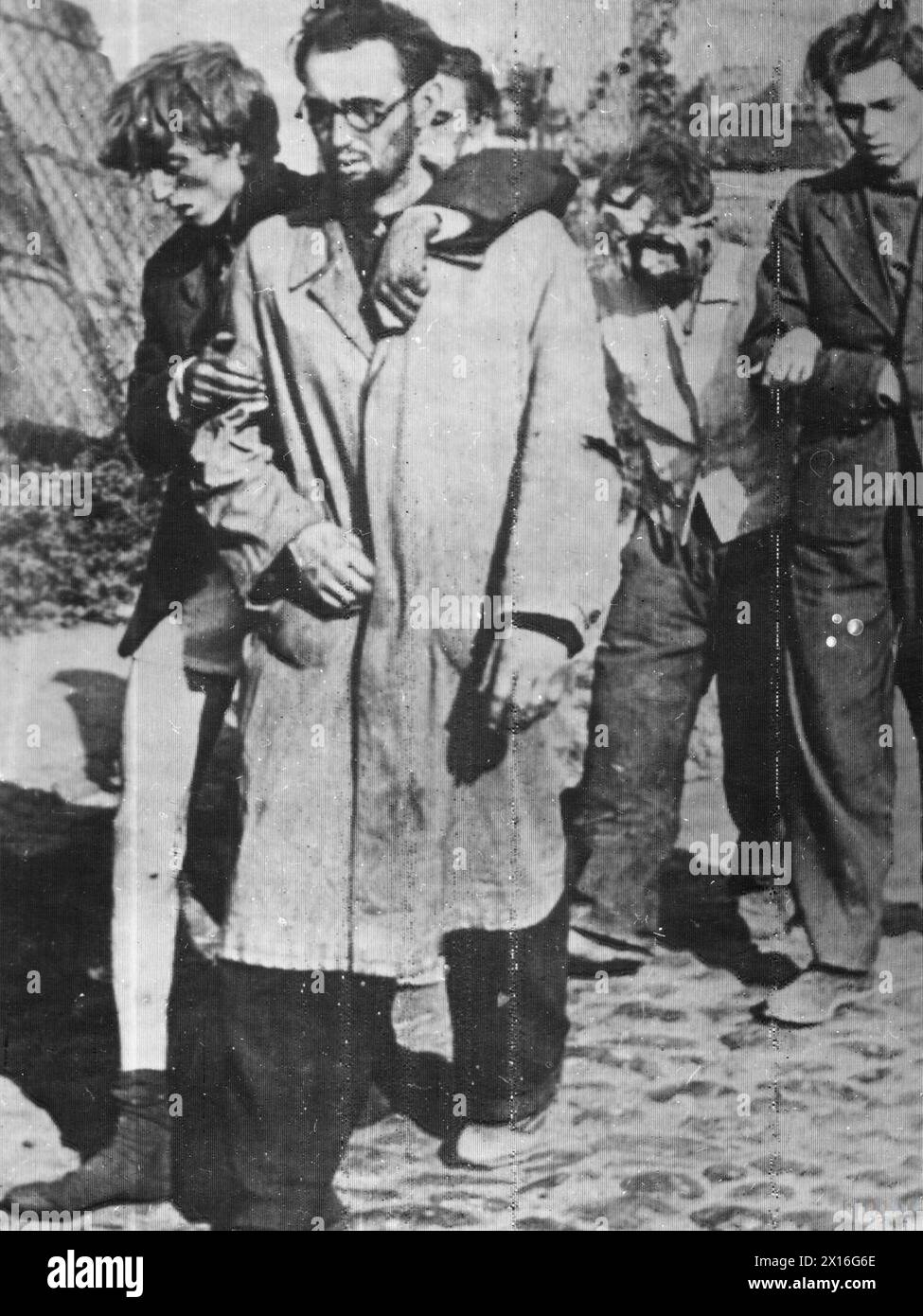 Des soldats blessés de l'Armée de l'intérieur polonaise s'entraident à travers les ruines de Varsovie après la reddition du soulèvement de Varsovie, en octobre 1944. Banque D'Images