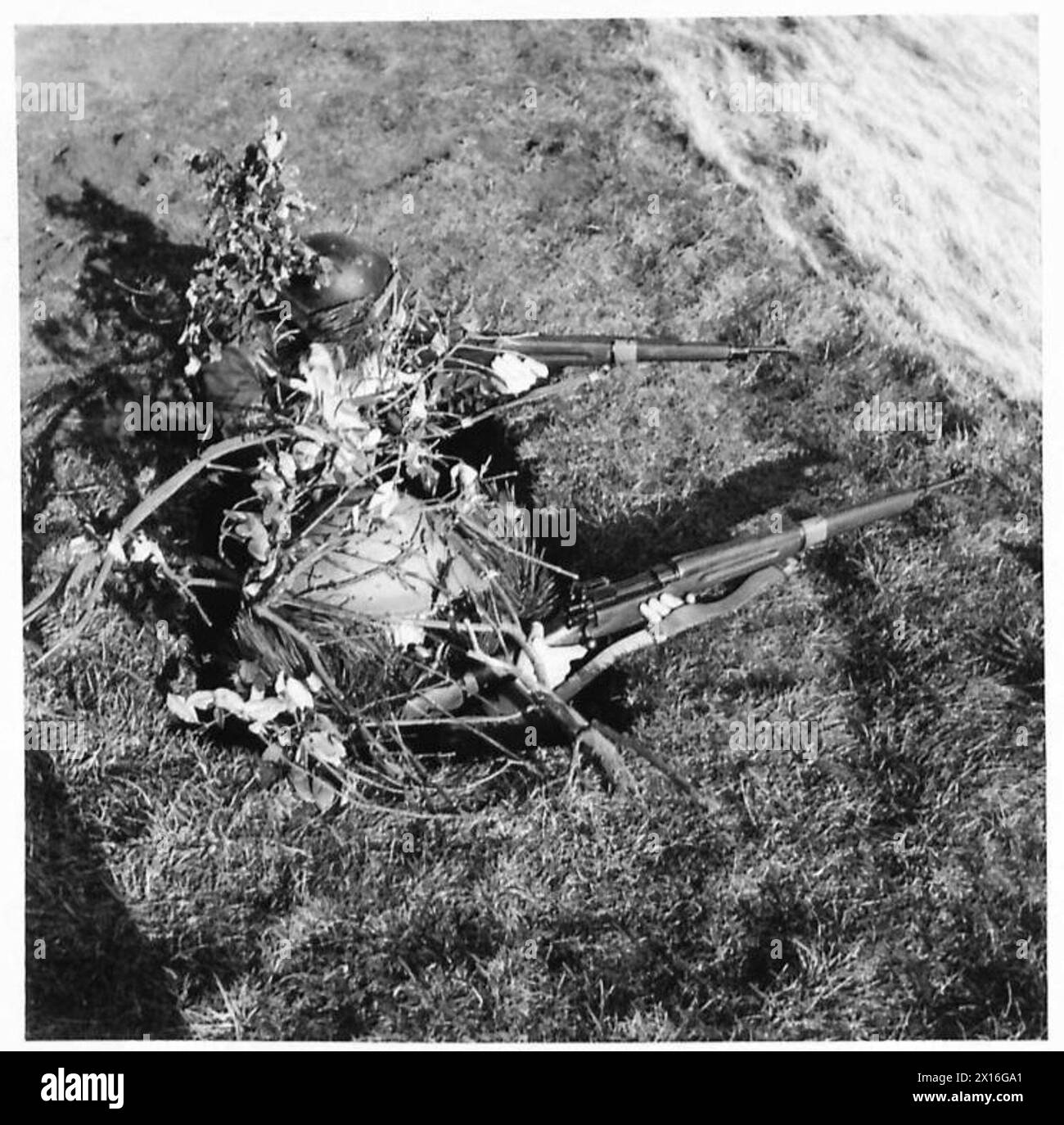 Les membres de la Home Guard apprennent les techniques de camouflage et de dissimulation lors d'exercices d'entraînement, documentés par l'armée britannique. Banque D'Images