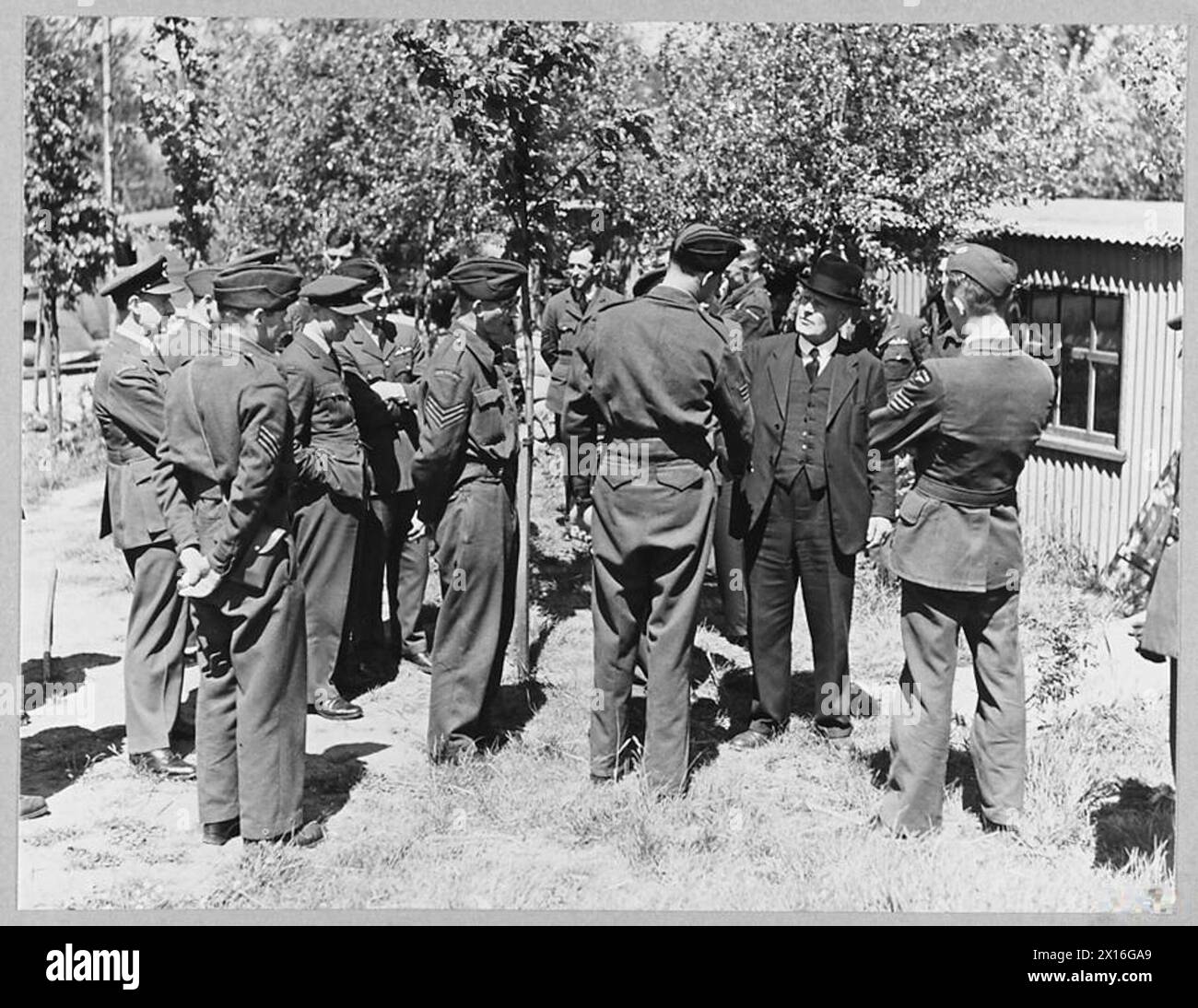 M. W.J. Jordan, haut-commissaire de la Nouvelle-Zélande, serre la main du sergent Gall de Waikato lors de sa visite à une station de la Royal Air Force en Angleterre. La visite met en lumière les liens étroits entre la Nouvelle-Zélande et le Royaume-Uni pendant la seconde Guerre mondiale Banque D'Images