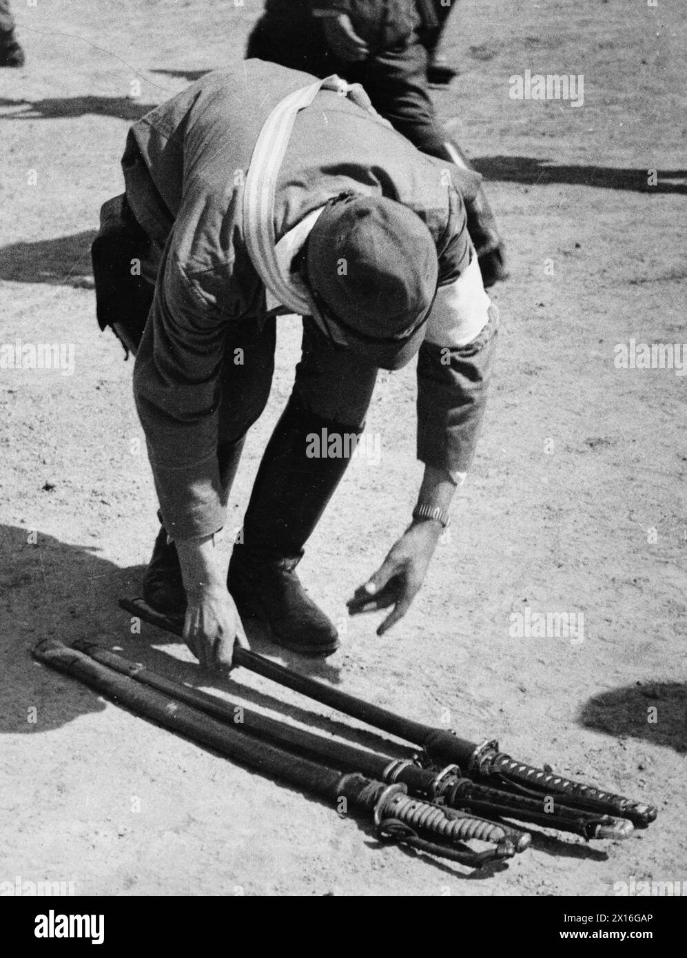 Un officier japonais remet son épée à la 25e division indienne à Kuala Lumpur, marquant la capitulation japonaise officielle en Malaisie en 1945. Banque D'Images