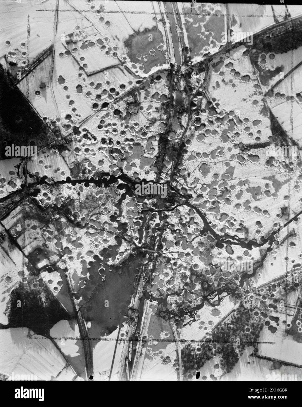 Reconnaissance aérienne verticale du canal Mittelland à Gravenhorst, en Allemagne, après le bombardement par 152 Avro Lancasters et 5 moustiques de Havilland du groupe no 5 les 1er et 2 janvier 1945, montrant des remblais endommagés et des barges échouées avec du matériel de guerre. Banque D'Images