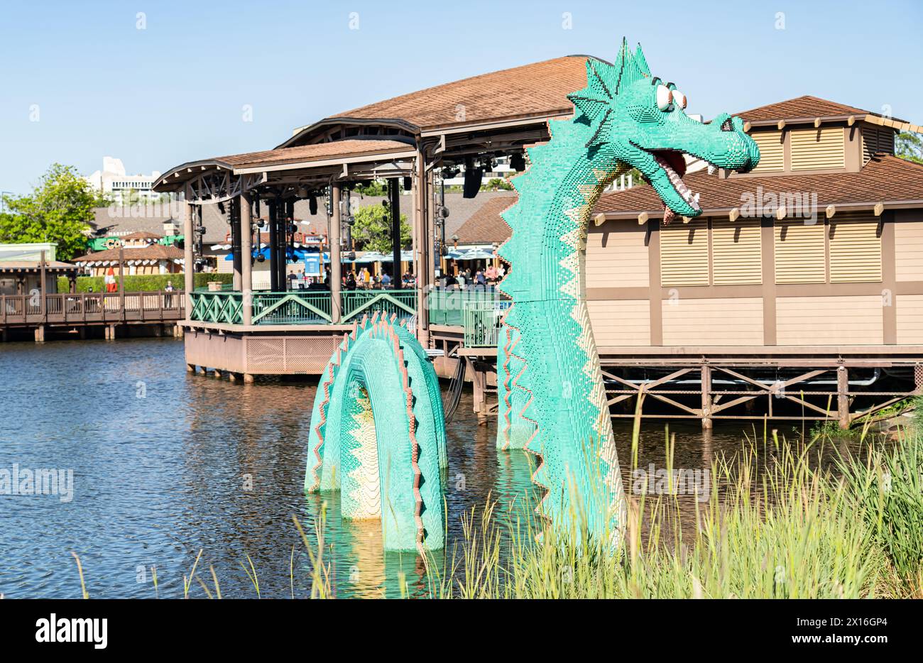 Orlando, Floride : centre commercial Disney Springs à Lake Buena Vista. Dragon fait de Lego Banque D'Images
