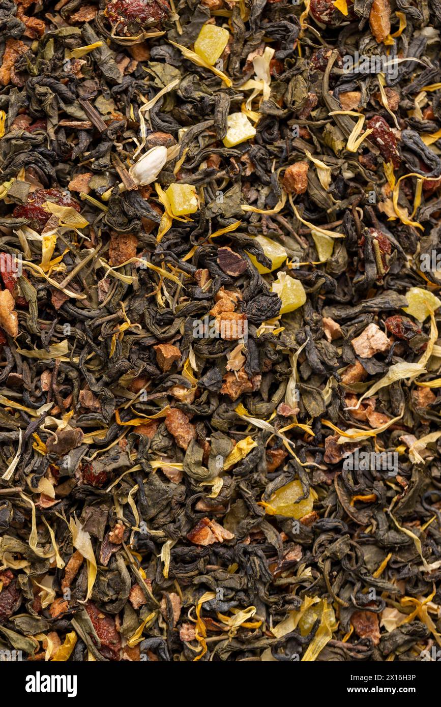 thé vert avec des baies et des fleurs, délicieux thé sec avec des additifs pour le goût et l'arôme Banque D'Images