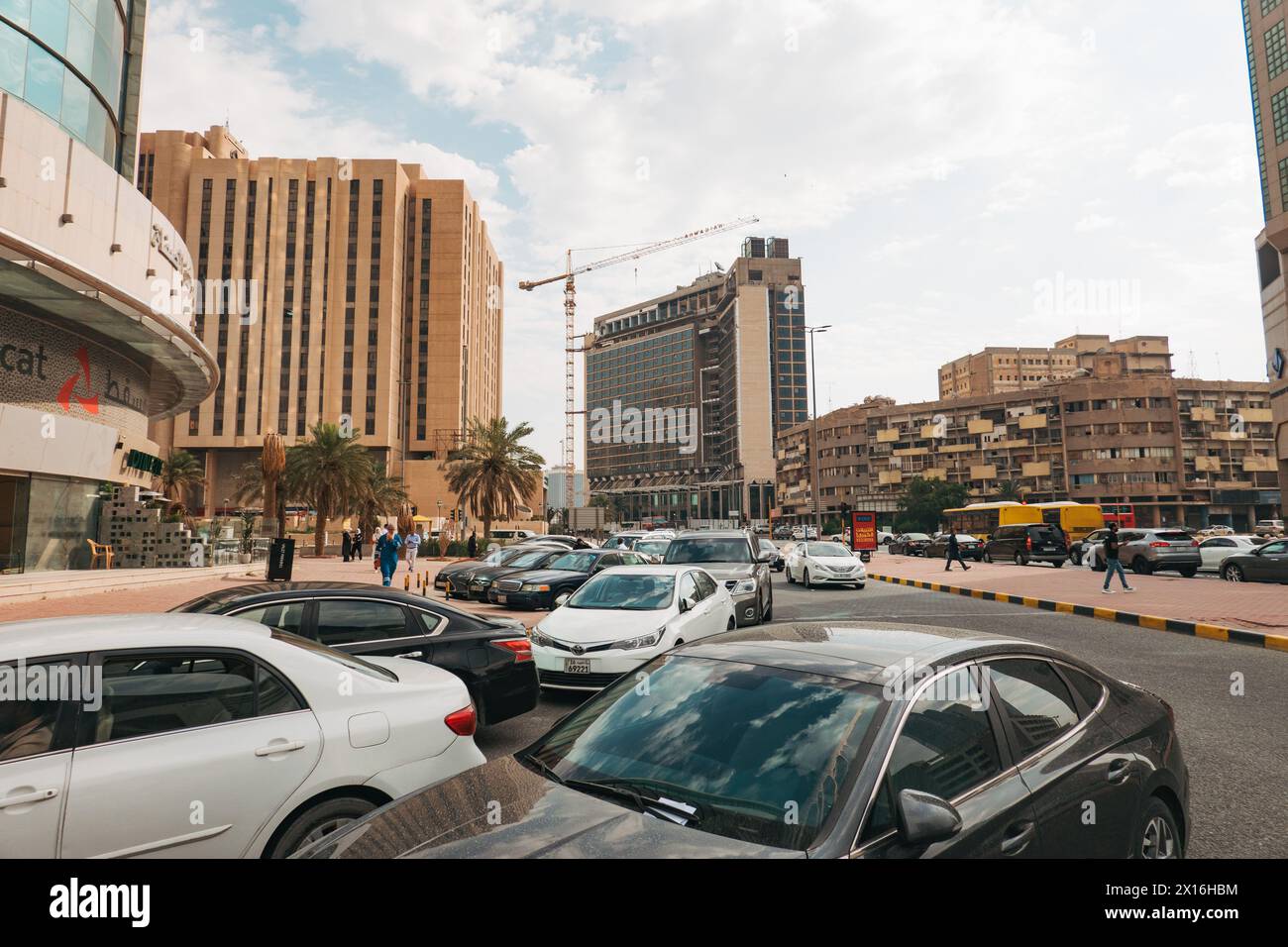 Le trafic passe devant un rond-point à Kuwait City, Koweït Banque D'Images