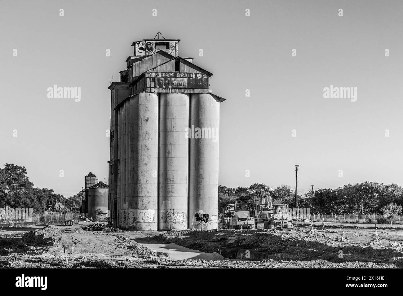 Silos à grains abandonnés sur le site Big Tex grain à San Antonio. Ces silos ont été nettoyés par l'EPA pour être réaménagés et rénovés à usage mixte. Banque D'Images