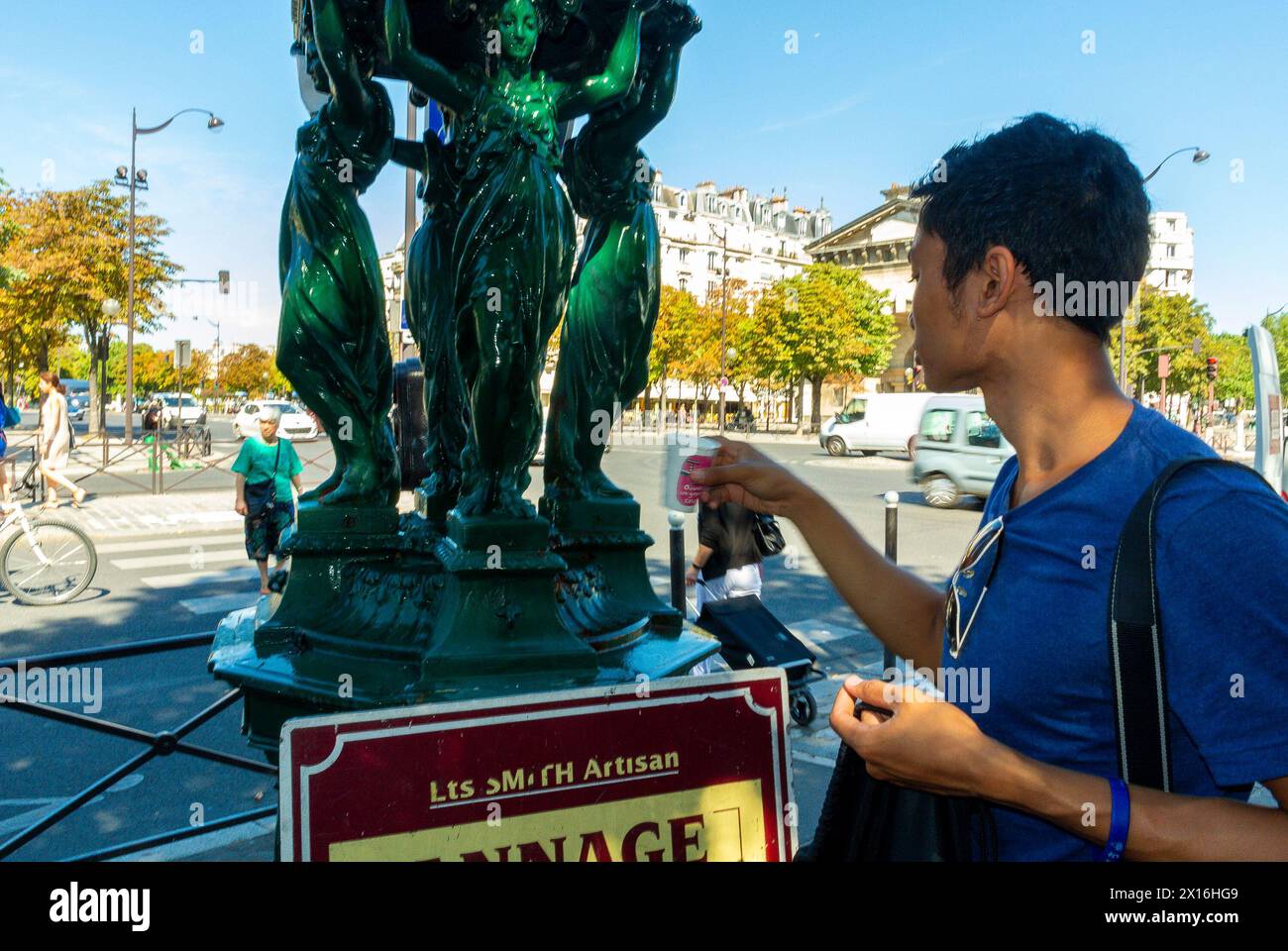 Paris, France, Touriste masculin buvant de l'eau à une fontaine publique, "Fontain Wallace", (Cours de Vincennes) Scène de rue, Paris ensoleillé Banque D'Images