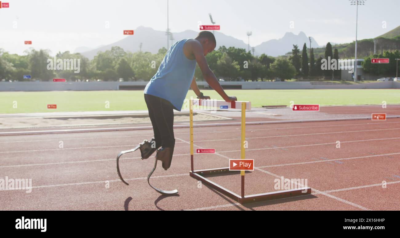 Image de barres de notification, homme afro-américain faisant étirement tenant la haie sur la piste de course Banque D'Images