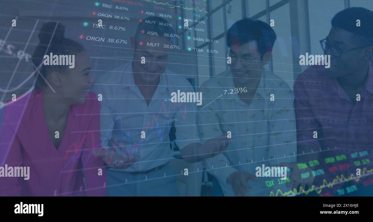 Image de plusieurs graphiques et tableaux de négociation, divers collègues partageant des idées au bureau Banque D'Images