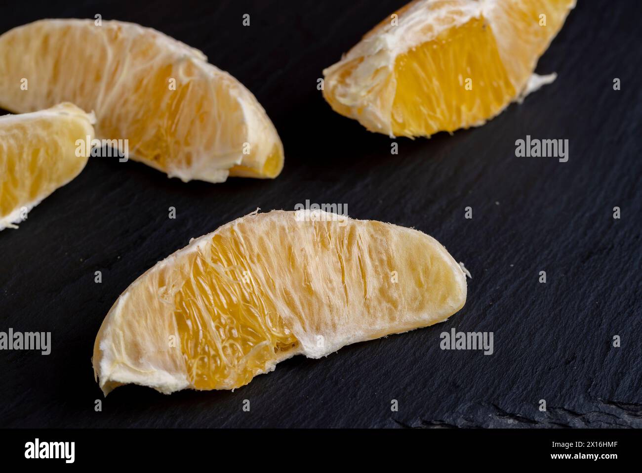 tranches d'orange pelées sur la table, orange juteuse et délicieuse sans pelure Banque D'Images
