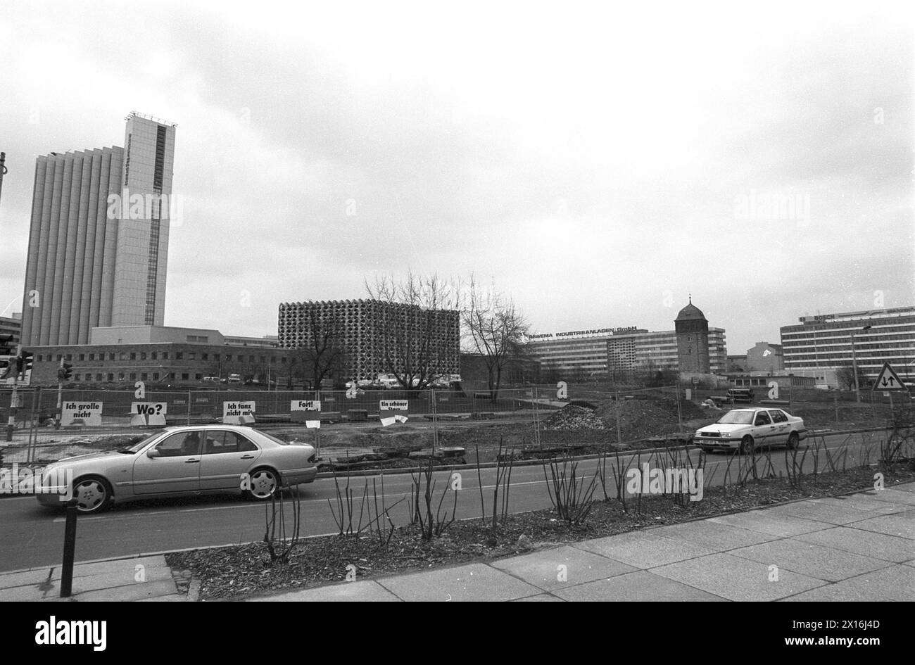 Roter Turm Touristinformation 24.03.1997, Chemnitz, Innenstadt, Straße der Nationen mit Roter Turm und Touristinformation *** Office de Tourisme de la Tour Rouge 24 03 1997, Chemnitz, centre-ville, Straße der Nationen avec Tour Rouge et Office de Tourisme Banque D'Images