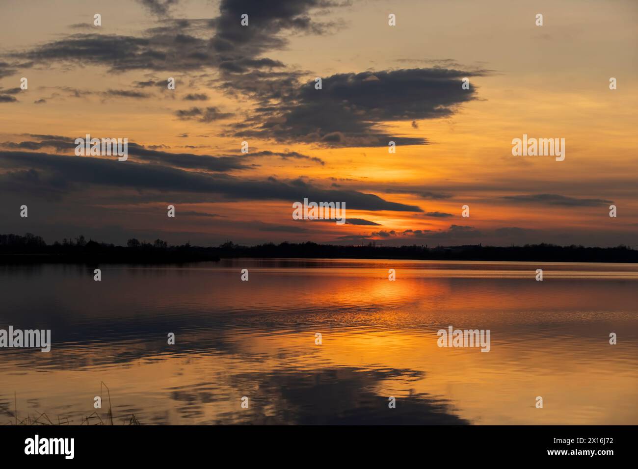 beau coucher de soleil ciel sur le lac, reflet du ciel dans le lac au coucher du soleil Banque D'Images