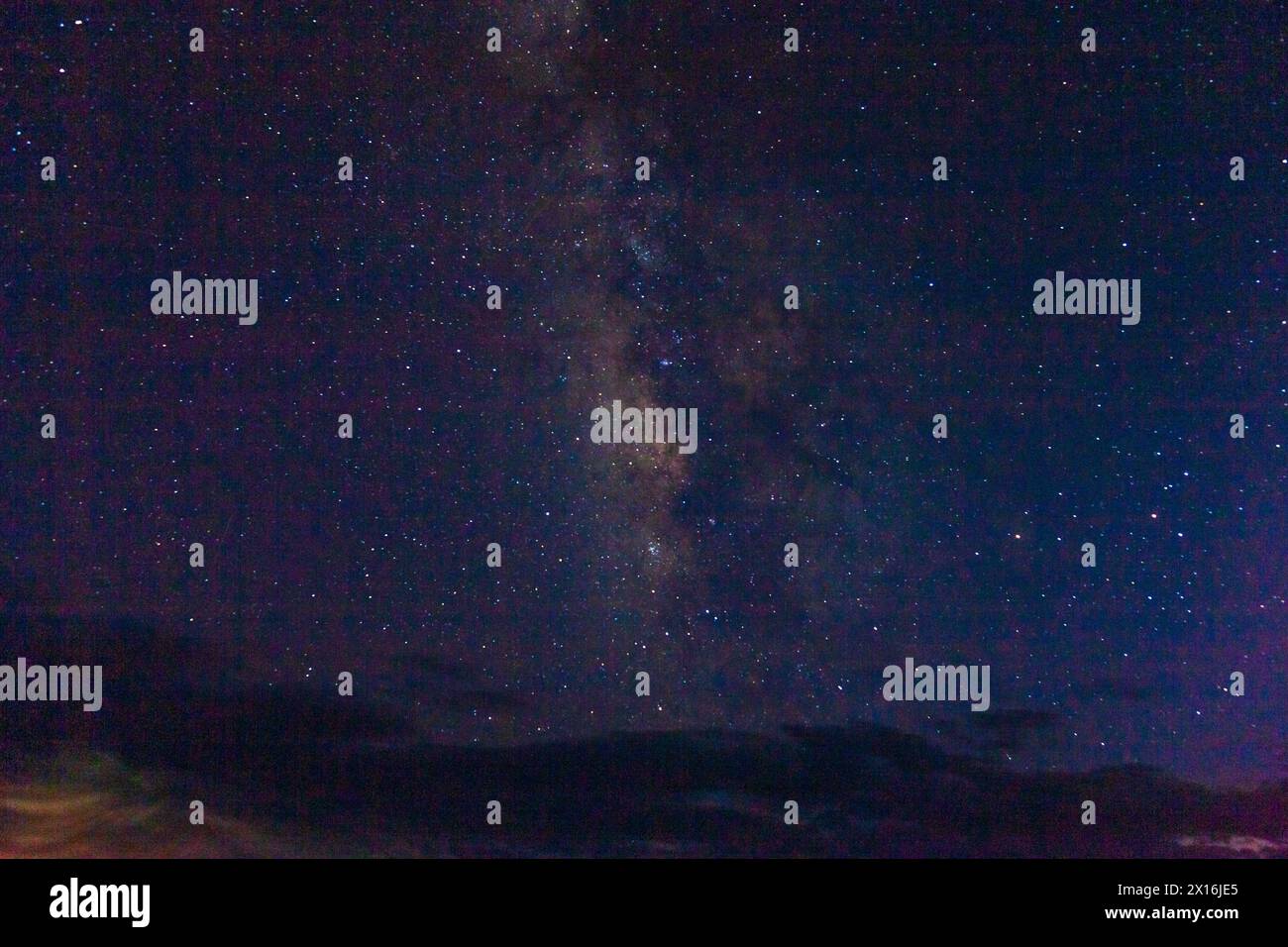 La voie lactée avec des millions d'étoiles dans le ciel nocturne dans le parc national de Big Bend. Le parc national de Big Bend est classé comme ayant le ciel le plus sombre de la continenta Banque D'Images