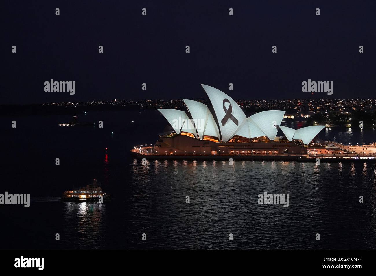 Sydney. 15 avril 2024. Cette photo prise le 15 avril 2024 montre l'Opéra de Sydney illuminé d'un ruban noir pour pleurer les victimes de l'attaque au couteau à l'intérieur du Westfield Shopping Center à Bondi Junction le 13 avril, à Sydney, en Australie. Crédit : Wang Qi/Xinhua/Alamy Live News Banque D'Images