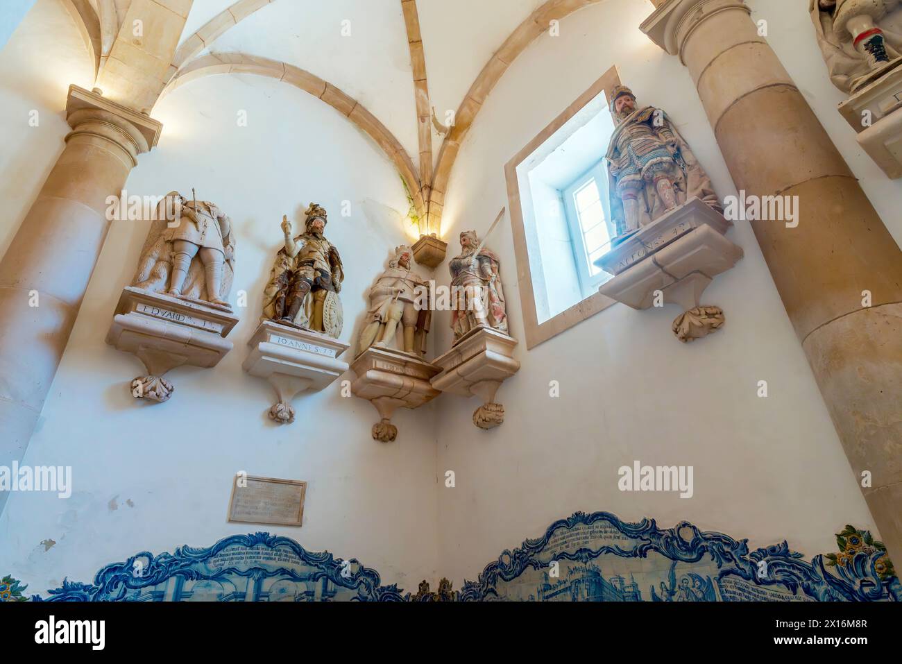 La sculpture représente le couronnement du roi Alphonse Ier, par Saint Bernard et le pape Alexandre III. La salle des rois (Sala dos Reis). Le monastère d'Alcobaça (M Banque D'Images