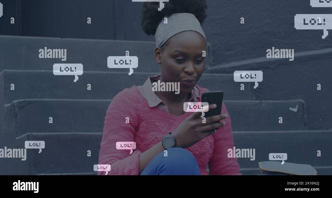 Image de notifications de médias sociaux et de message lol sur une femme afro-américaine utilisant un téléphone portable Banque D'Images